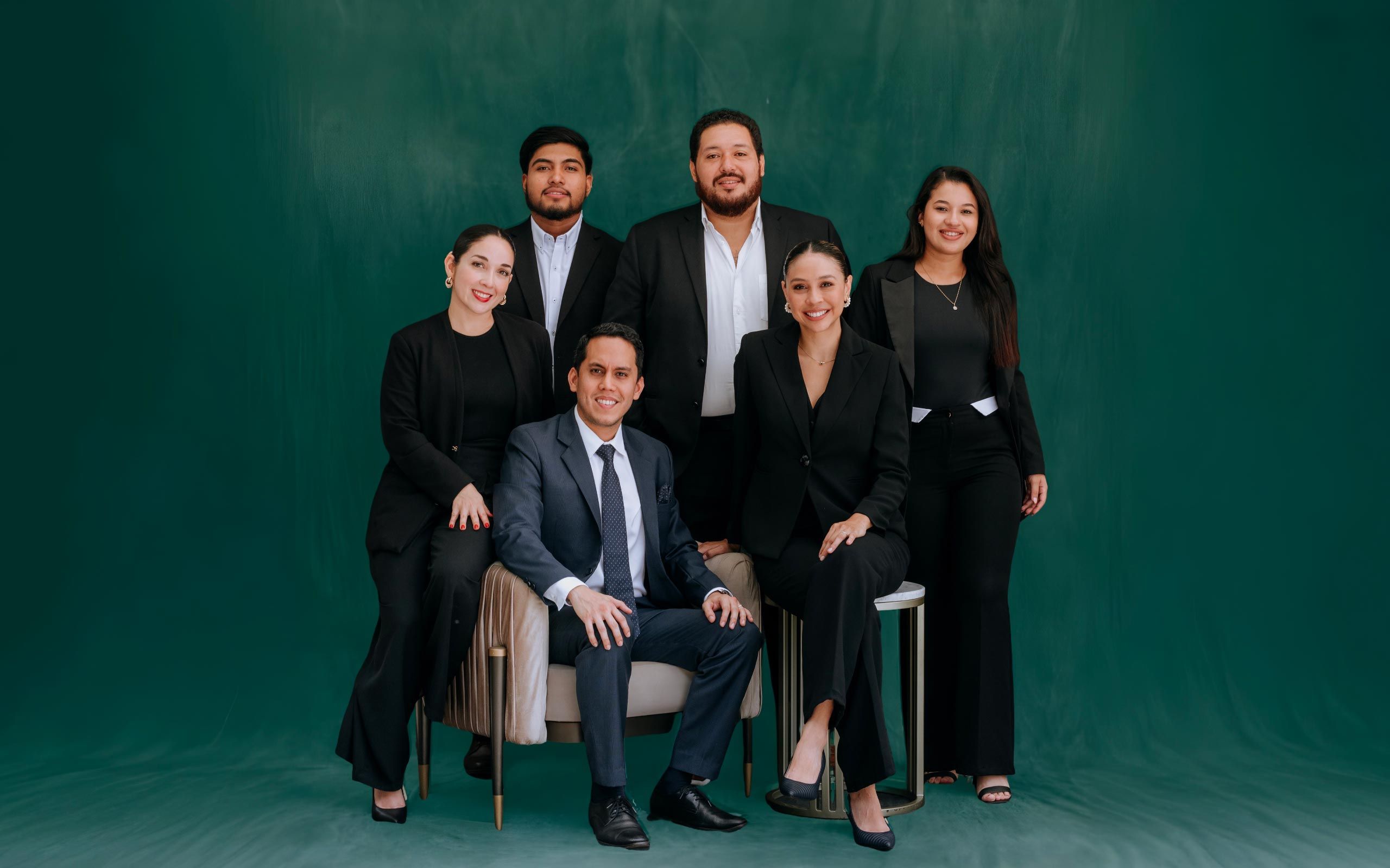 Fotografía profesional del equipo legal de Leffie, abogados en Guayaquil especializados en derecho corporativo y recuperación de cartera.